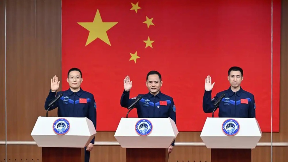 视频丨亮相！神二十一乘组与中外媒体记者集体见面_fororder_1761796178121_633