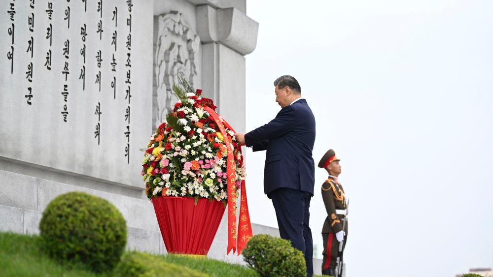 习近平和彭丽媛参谒中朝友谊塔_fororder_20260609b48face4223f457ba5e2d12c03cb11f3_202606098a0ec1c9a6584243aa633e4720e1711d
