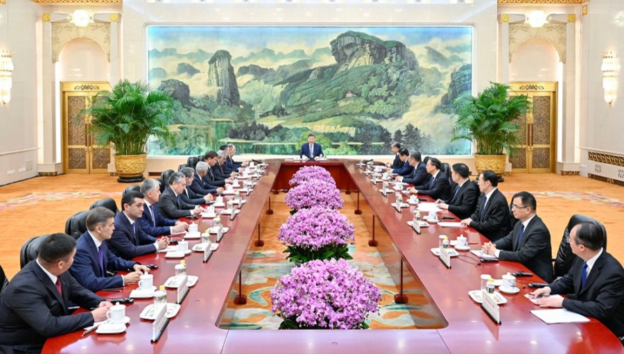 【讲习所·中国与世界】习近平以“三点建议”推动上合发展新征程_fororder_时政红底(3)