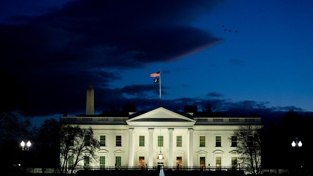 闪评 | 中东战事持续令美国政府面临怎样的困境？_fororder_美国白宫夜晚