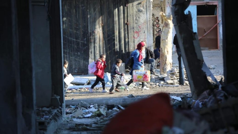 闪评 | 加沙冲突斡旋方迈阿密会晤能否打破僵局？_fororder_1月6日，在加沙地带中部的迈加齐难民营，人们逃离家园