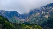 泰山晨雾漫山峦 层林尽染美如画_fororder_mmexportbb2283282a7842425f5089c261eed846_1792552200148.JPEG