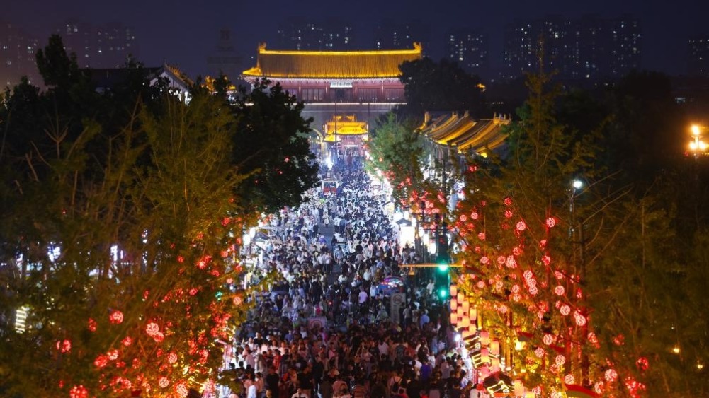 假期消费火热 彰显中国经济蓬勃活力_fororder_202510029ad4eb04b70d4ef190594e2cf50f3195_20251002525a30dc5ca94f64a4b930212c7427ae