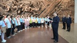 习近平：做一个堂堂正正、光荣自豪的中国人_fororder_（XHDW）（5）习近平在山西阳泉市向抗战烈士敬献花篮并参观百团大战纪念馆XxjpsgC007460_20250707_PEPFN0A001_副本