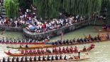 全球媒体聚焦 | 美媒：中国端午假日旅游迎来强劲增长_fororder_6月19日，参赛代表队在贵州省镇远古城进行龙舟比赛