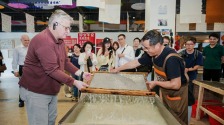 “看起来容易做起来难！”这位驻华大使“拜师”学做宣纸_fororder_DSC09555-opq4900432341
