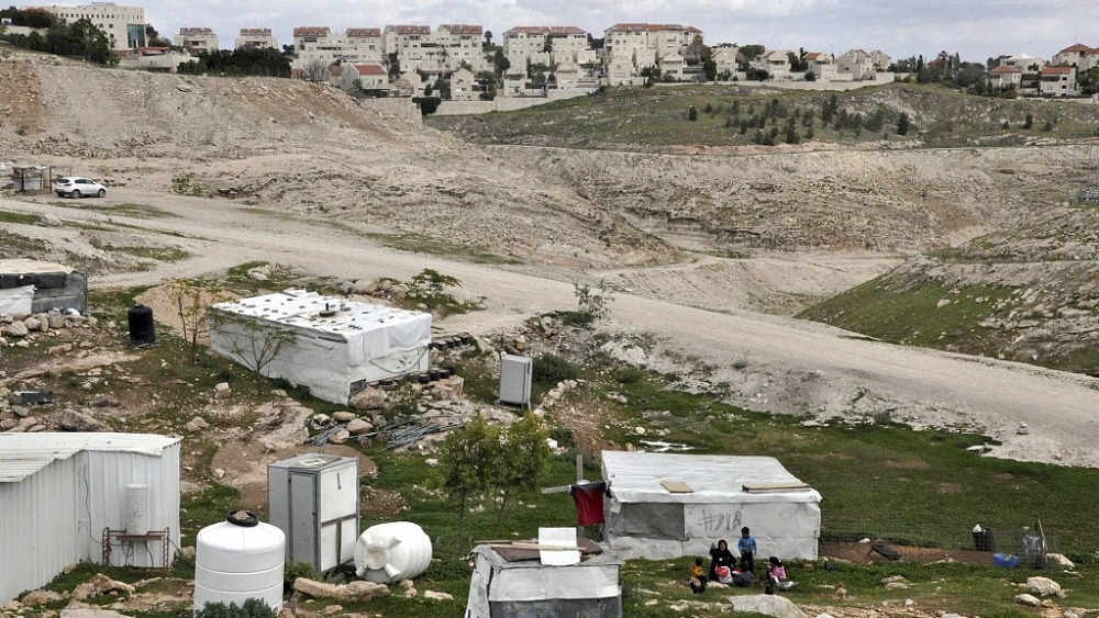 闪评 | 以色列再建定居点 美以要求哈马斯解除武装 “两国方案”的出路在哪里？_fororder_2024年3月7日，约旦河西岸巴勒斯坦人村庄附近的以色列犹太人定居点。