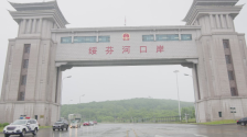 绥芬河口岸迎来今年首批入境自驾游团队_fororder_8d5e4ab0-e449-4a35-b243-ea894ebbedde.1024x576.750x421