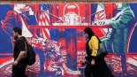 关键技术议题未得妥善解决 IAEA总干事“劝架”或激怒伊朗？_fororder_当地时间2025年4月8日，位于伊朗德黑兰的美国大使馆外墙上反映美国和伊朗谈判的涂鸦