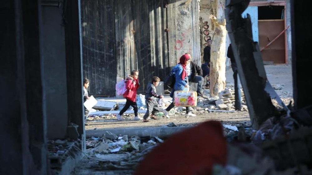 听鉴世界 | 以军被指控使用超级武器摧毁加沙 强迫巴勒斯坦民众颠沛流离_fororder_1月6日，在加沙地带中部的迈加齐难民营，人们逃离家园