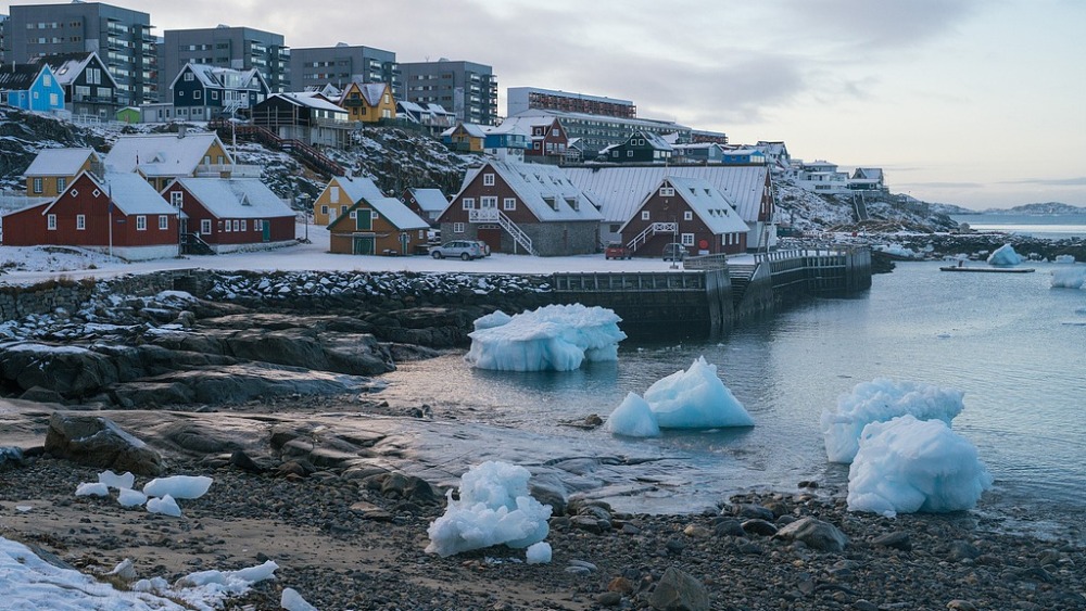 祭出报复性关税 欧盟对美“强势反击”能守住格陵兰岛吗？_fororder_当地时间2025年11月3日，在格陵兰努克，彩色房屋和住宅公寓楼俯瞰峡湾