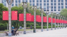 国旗飘扬迎国庆 济南披上喜庆 “中国红”_fororder_4bb97f4580fe490a9c809bd89d085357.700x467