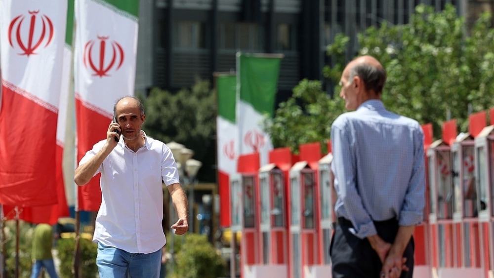 国际观察丨美国航母“就位” 伊朗如何“破局”_fororder_2025年8月10日，伊朗德黑兰街头放置的国旗