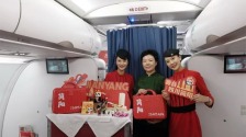 简阳：万米高空派送“云端礼盒” 城市名片飞抵新加坡_fororder_1