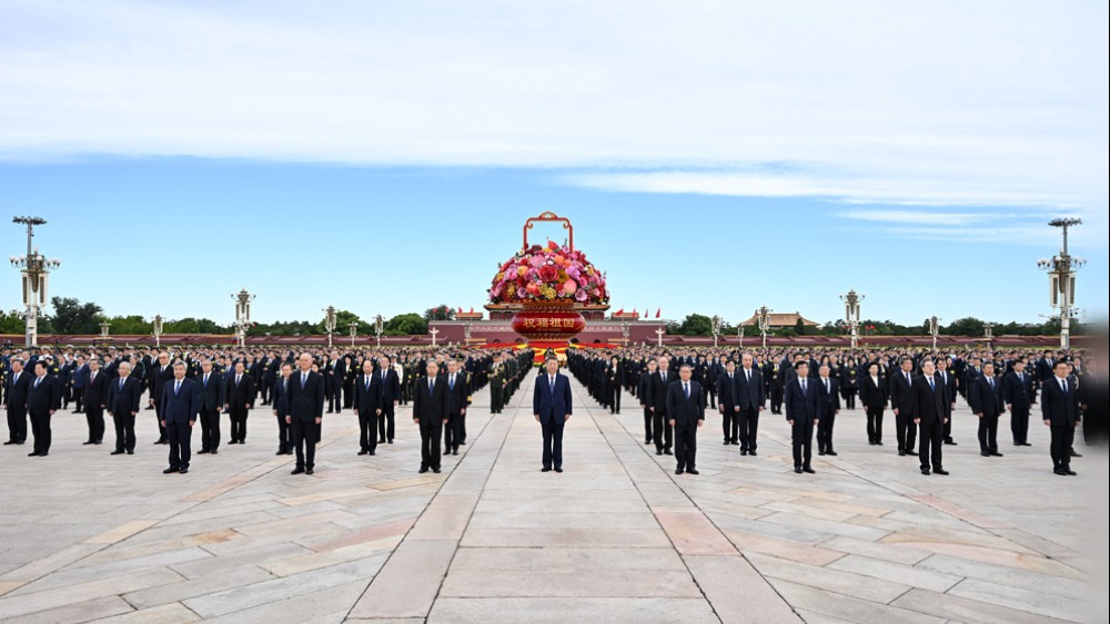 习近平等党和国家领导人出席烈士纪念日向人民英雄敬献花篮仪式_fororder_1790759151848_877 (1)