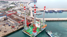 我国首座海上移动式多功能措施平台启运渤海油田_fororder_d0e08439-fef6-4b82-b6f4-59d9c892bd8f.1017x657.960x620