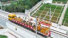 成渝中线高铁首条接触网导线成功架设_fororder_db7911fd-f6c9-484c-a4b4-37ea35c61323.800x533.750x499