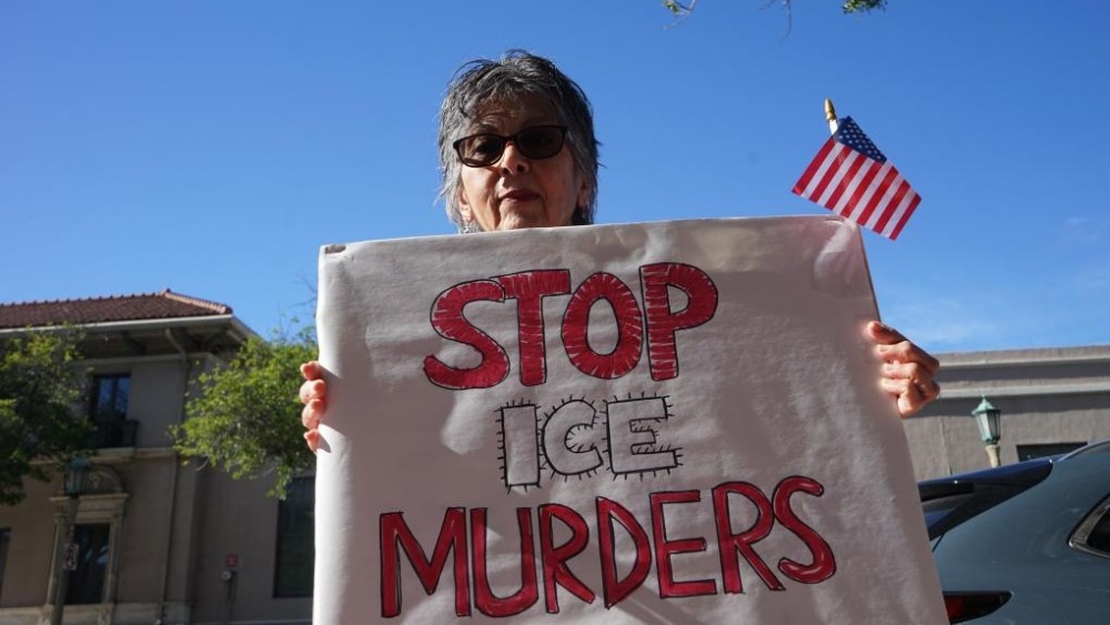 全球媒体聚焦｜美媒：美移民执法暴力升级激化两党之争_fororder_1月10日，在美国加利福尼亚州洛杉矶县帕萨迪纳市，一名抗议者手持标语牌参加抗议活动