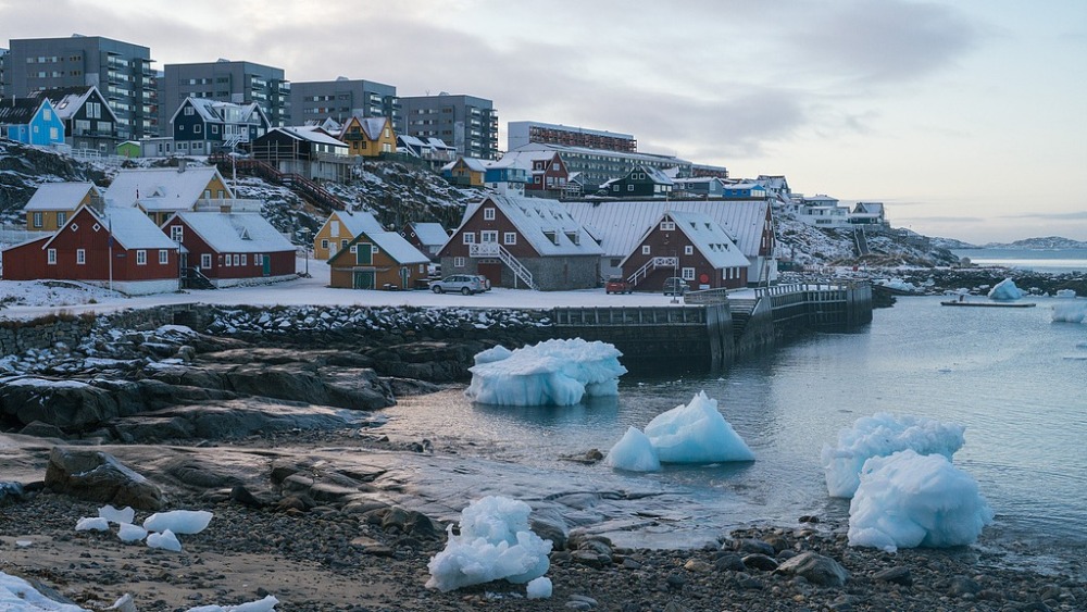 全球媒体聚焦 | 美媒：美国就算拿到格陵兰岛也没用 稀土开采“甚至永远无法实现”_fororder_当地时间2025年11月3日，在格陵兰努克，彩色房屋和住宅公寓楼俯瞰峡湾