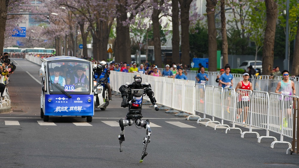 更多、更快、潜力更足 外媒关注北京人形机器人半程马拉松赛_fororder_d23f6c8ffb84f3ddf8566d2b9ea81571