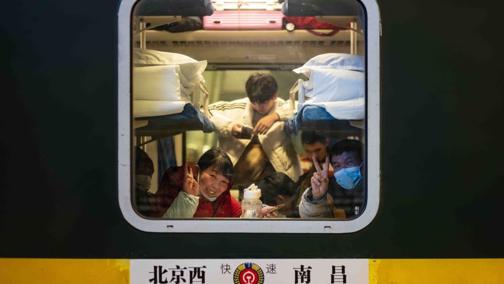 新春走基层｜2026年春运启幕！“归乡”列车托起团圆的期盼_fororder_1(2)_副本