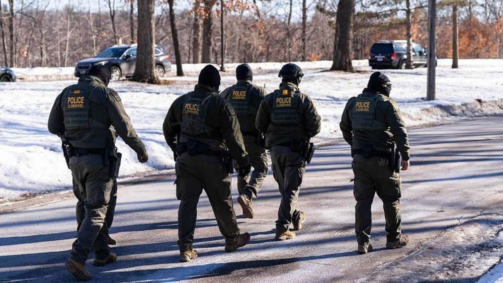 拨款又卡壳！国土安全部停摆 美国党争几时休_fororder_美国明尼苏达州阿波利斯，美国边境巡逻队人员戴着面罩在街上巡逻