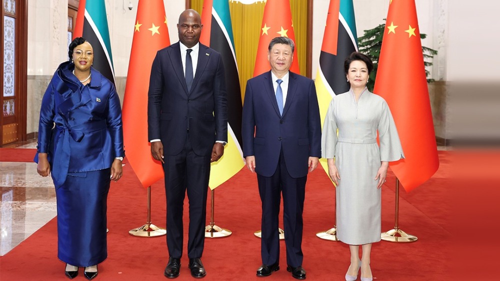 习近平举行仪式欢迎莫桑比克总统访华