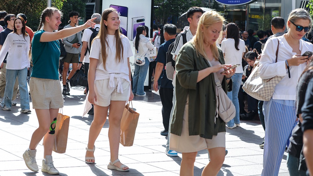 过境免签政策不断优化 “中国行”持续“圈粉”外国旅客_fororder_1746345116763_437