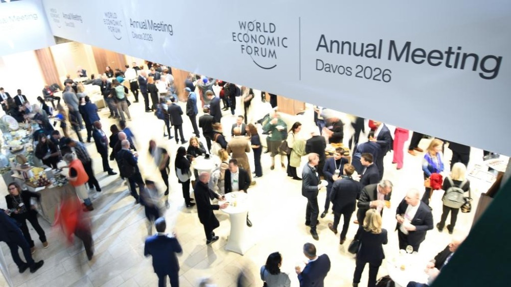 闪评 | 俄美特使达沃斯会晤两小时 和平计划未取得明显进展_fororder_1月19日晚，在瑞士达沃斯，人们参加世界经济论坛2026年年会欢迎招待会