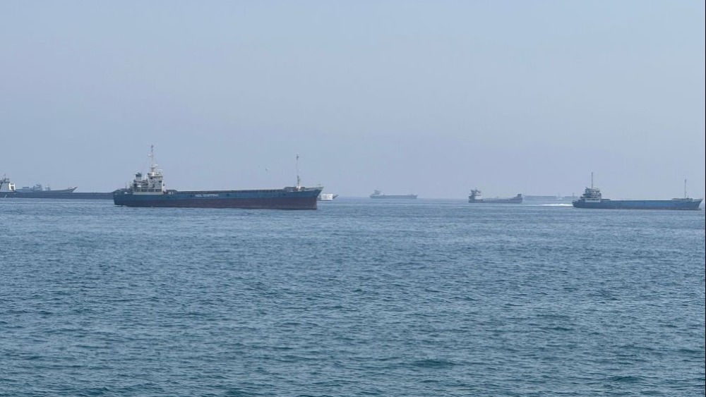 闪评｜美方“胜利叙事”能让海峡通航吗？_fororder_这是5月29日在阿曼北部小镇海塞卜拍摄的滞留在霍尔木兹海峡水域的商船（手机照片）