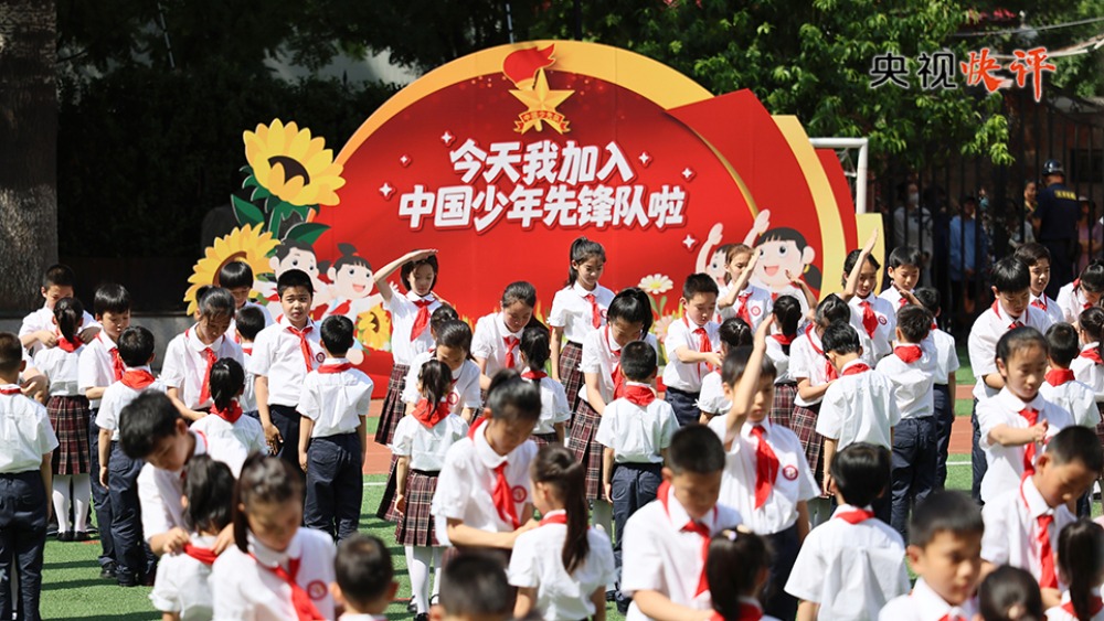 央视快评丨做党和人民的红孩子，在新征程上跑好历史接力赛_fororder_1780226922630_29