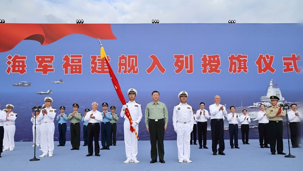 习近平出席福建舰入列授旗仪式并登舰视察