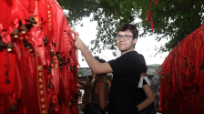 一杯好茶搭配一场好戏 国际主播网红将心愿挂上千年许愿树_fororder_b8e2fc3a-793e-45c7-bbc6-1181be53c3b6.846x564