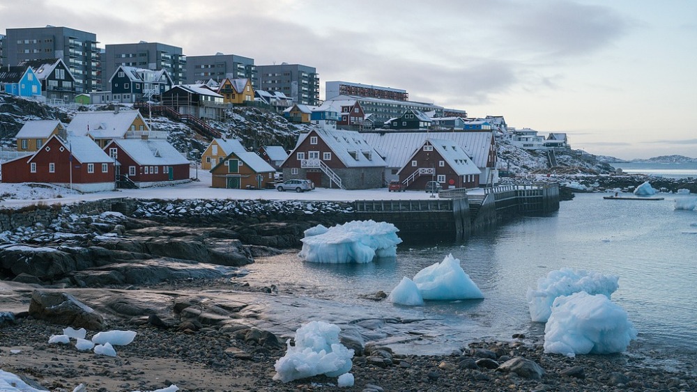深追踪丨令美国如此“垂涎” 格陵兰岛到底有什么？_fororder_当地时间2025年11月3日，在格陵兰努克，彩色房屋和住宅公寓楼俯瞰峡湾