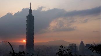 螳臂当车！赖清德“台独”谬论撼动不了国际社会一中格局_fororder_rBABDGTWXbeAV3hTAAAAAAAAAAA338.1000x560.750x420