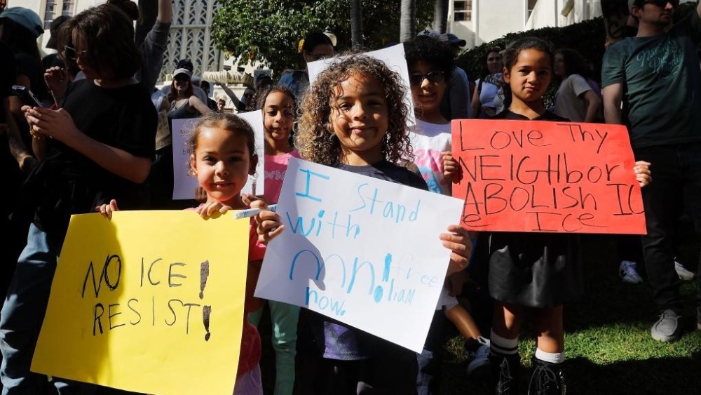 美多地爆发抗议活动 反对联邦人员暴力执法_fororder_202601314c61ed6260b84f1e950e9e880aed8c2c_2026013105fdb4a9967f4a06bbed2f6d03545cb7