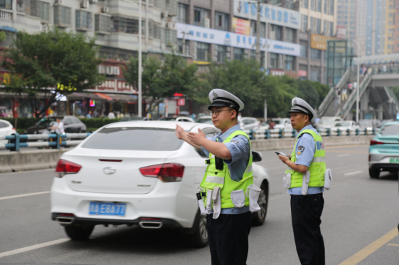 重庆江津警方多举措护航2025年高考 暖心守护学子逐梦_fororder_微信图片_20250609164032