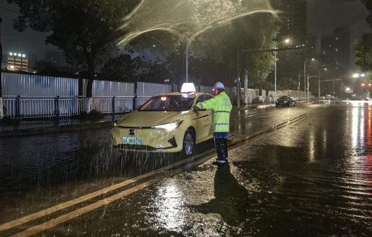 突降暴雨 重庆两江公安民警无惧风雨疏堵保畅护平安_fororder_微信图片_20250709150118