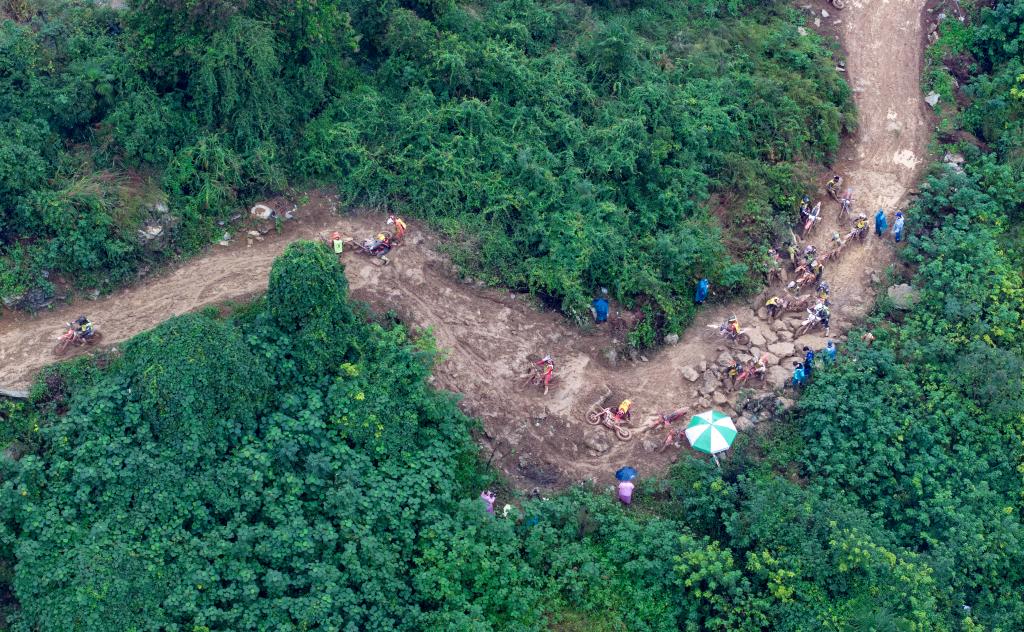 重庆巴南：“宗申杯”摩托越野耐力挑战赛开赛