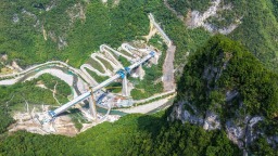 西渝高铁朱家山隧道顺利贯通