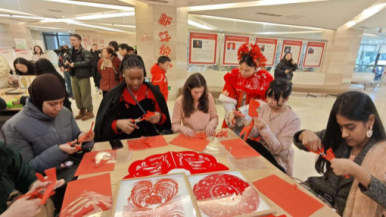 唱山歌 剪窗花 外国友人在重庆巴南沉浸式体验“中国年”