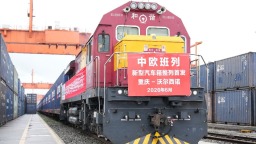 从重庆团结村到俄罗斯 新型汽车箱首趟中欧班列整列始发
