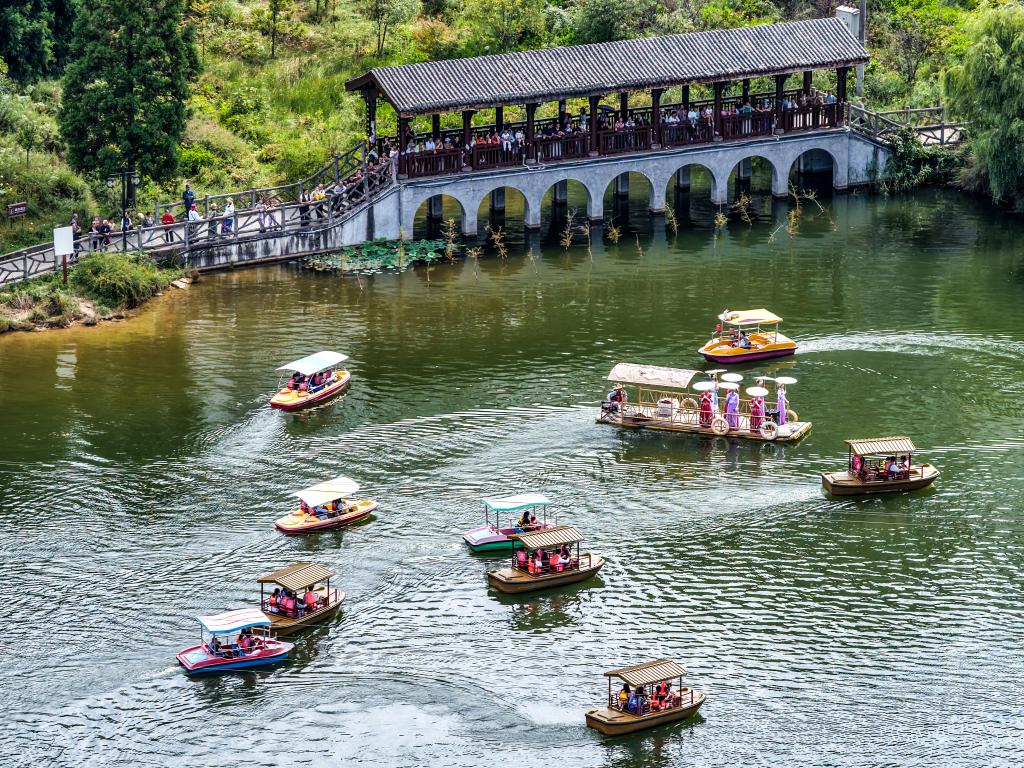 重庆黄水：青山绿水引客来