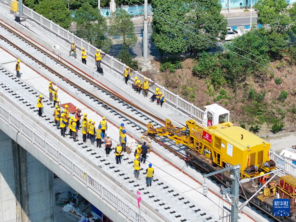 渝廈高鐵重慶東至黔江段進入鋪軌階段