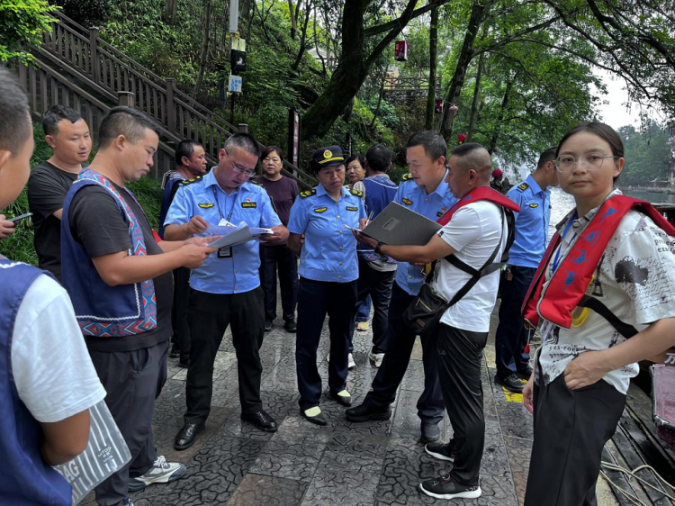 渝湘两地联动 多部门联合筑护“边城”游船安全防线_fororder_mmexport1759993552688