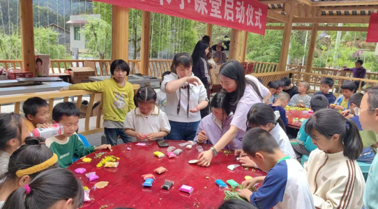 重庆秀山钟灵镇：多彩公益课堂点亮乡村暑假_fororder_微信图片_20250714151140
