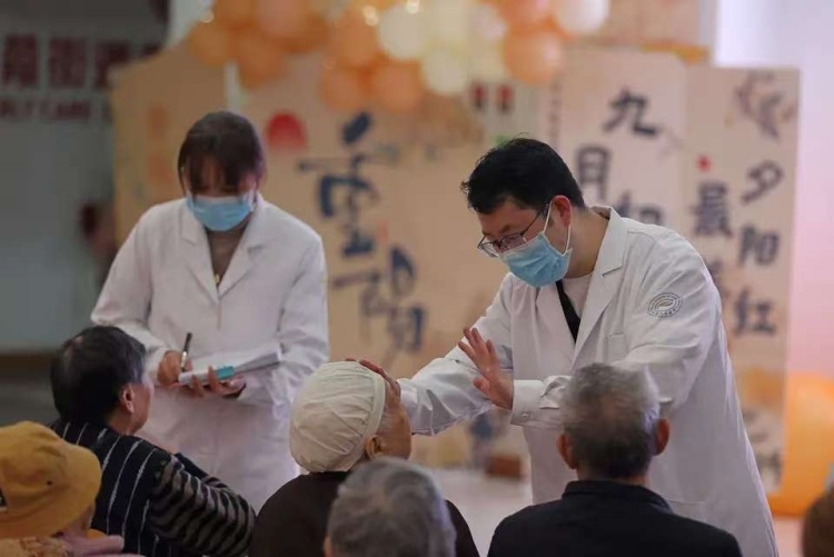 重庆彭水：敬老爱老 情暖重阳_fororder_mmexport1761724540209