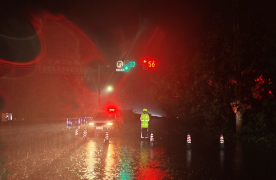 暴雨来袭 重庆江津警方筑牢防汛“安全堤”_fororder_微信图片_20250711140435
