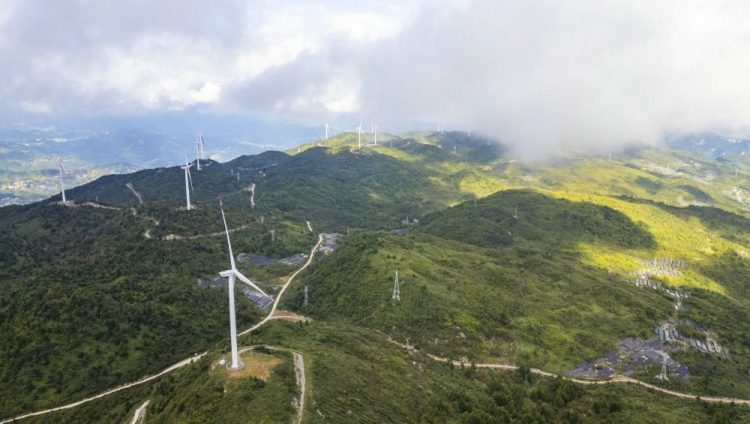 重庆巫山：三峡风电群绘就唯美生态画卷