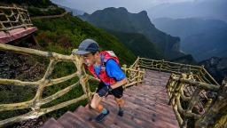 重庆巫山：越野赛选手踏千阶红叶竞逐云端